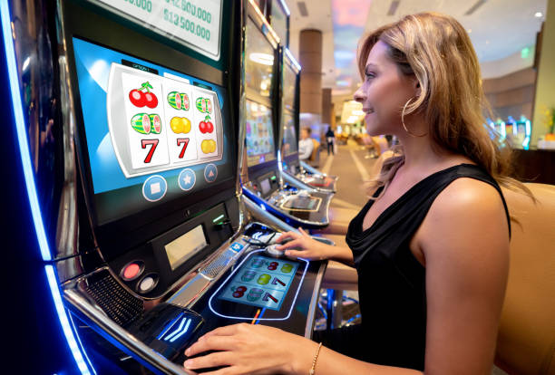 Live Sakong table with dealer and player cards displayed on screen